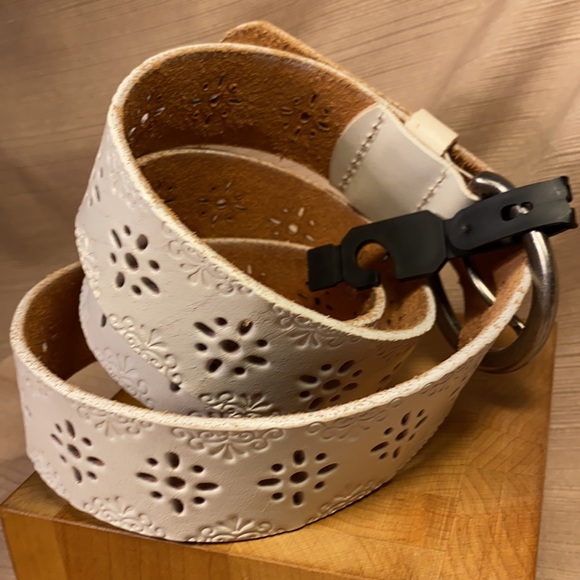 Olga Santini almost NEW laser cut leather belt - Picture 4 of 16